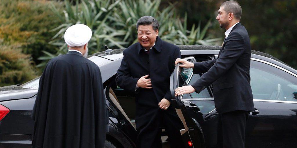 Der iranische Präsident Hassan Ruhani (mit dem Rücken zum Fotografen) erwartet in seinem Palast im Norden Teherans Xi Jinping, den Präsidenten Chinas (m.)