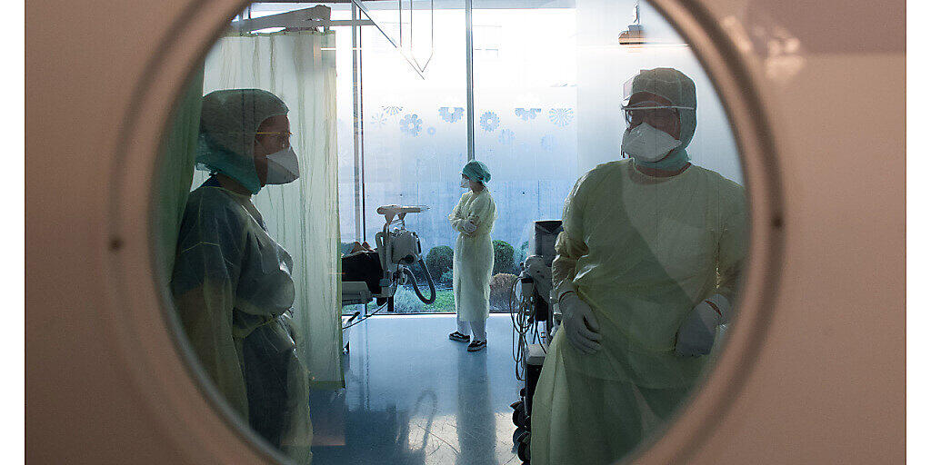 Ärzte behandeln einen Coronavirus Patienten im Kantonsspital La Carita in Locarno.
