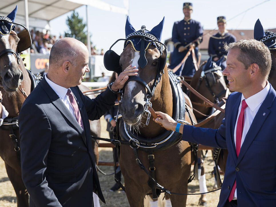 Bundespräsident Alain Berset (links) und David Eray, Regierungspräsident des Kantons Jura, beim Marché-Concours in Saignélegier.