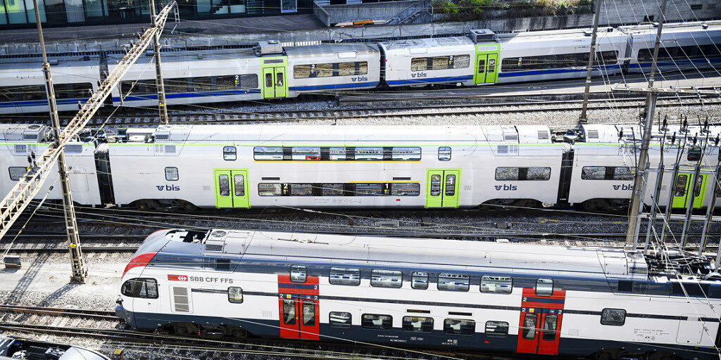 Züge bei der Ein- und Ausfahrt in den Bahnhof Bern - die Preise für Einzelbillette und Abonnemente im öffentlichen Verkehr werden für 2020 nicht erhöht. (Archivbild) Züge bei der Ein- und Ausfahrt in den Bahnhof Bern - die Preise für Einzelbillette und Abonnemente im öffentlichen Verkehr werden für 2020 nicht erhöht. (Archivbild)