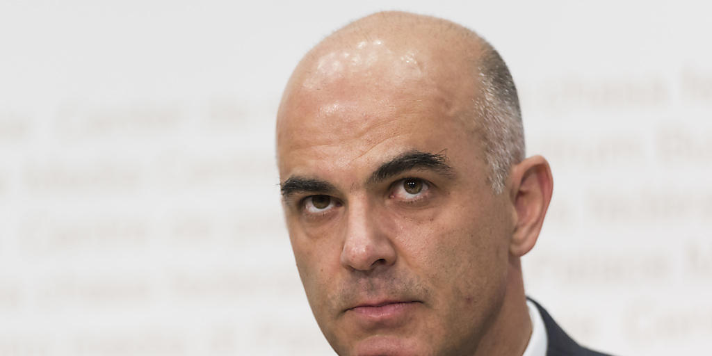 Das Manöver von Innenminister Alain Berset zur Kündigung einer Vereinbarung mit dem Vergleichsdienst Comparis ging schief. Eine Strafuntersuchung gegen sein Departement wurde aber ebenfalls eingestellt. (Archivbild)