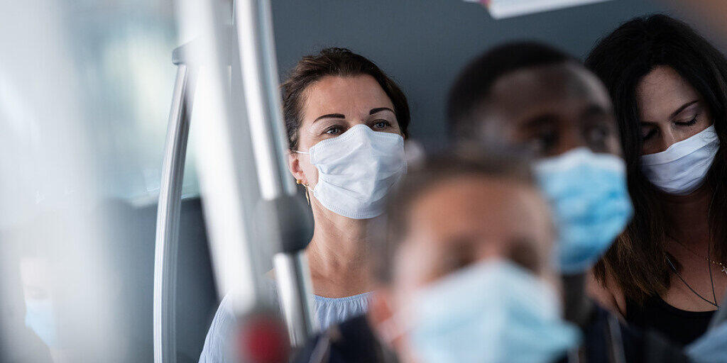 Passagiere mit Schutzmasken in einem Bus - das BAG meldete am Mittwoch 5625 neue Ansteckungen mit dem Coronavirus. (Archivbild)