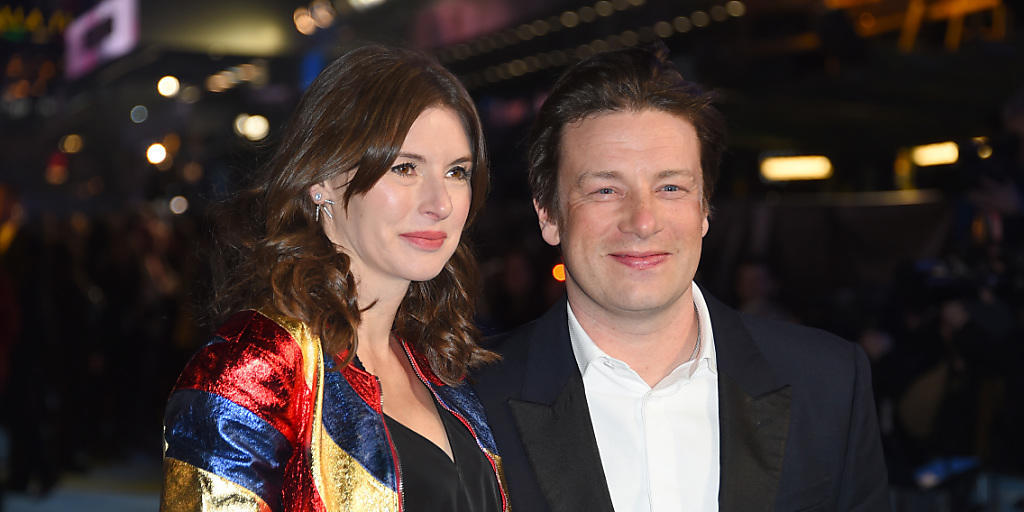 Das schwache Pfund setzt Jamie Oliver zu. Er muss darum einige der italienischen Restaurants schliessen. Im Bild ist er zu sehen mit Ehefrau Juliette Norton. (Arhciv) Das schwache Pfund setzt Jamie Oliver zu. Er muss darum einige der italienischen Restaurants schliessen. Im Bild ist er zu sehen mit Ehefrau Juliette Norton. (Arhciv)