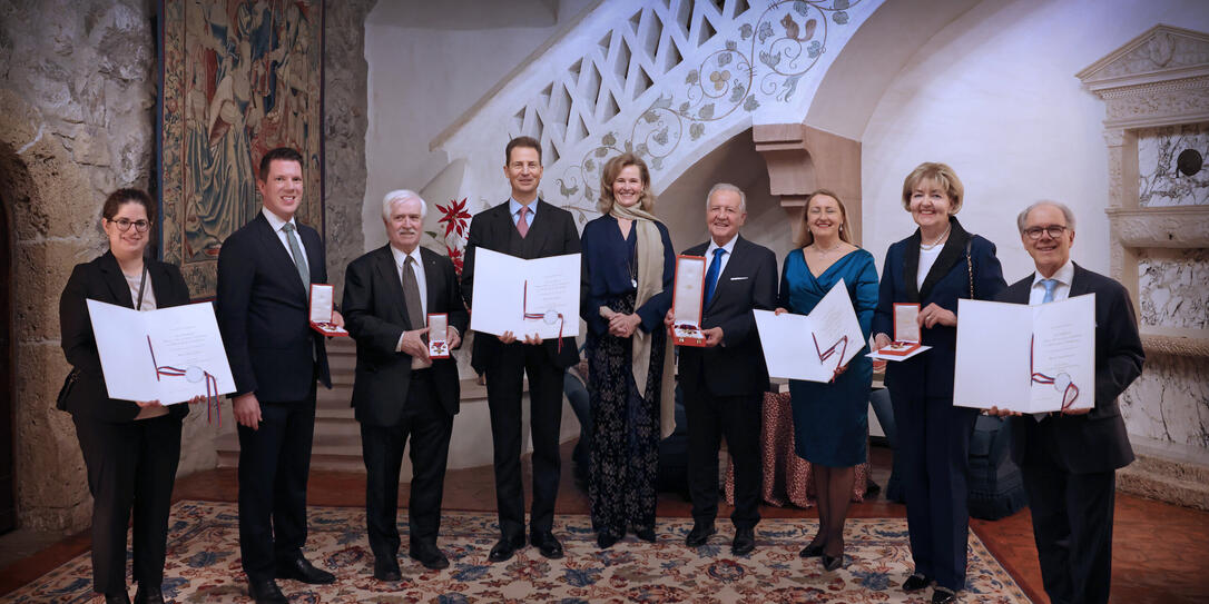 S.D. Erbprinz Alois und I.K.H. Erbprinzessin Sophie von und zu Liechtenstein mit der Ordenstr&auml;gerin und den Ordenstr&auml;gern sowie den Partnerinnen und Partnern.