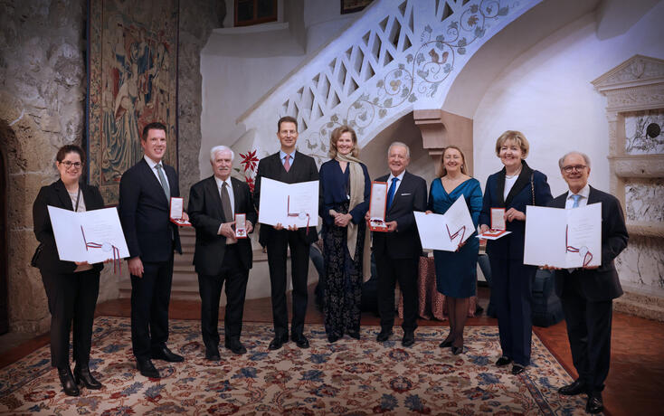 S.D. Erbprinz Alois und I.K.H. Erbprinzessin Sophie von und zu Liechtenstein mit der Ordenstr&auml;gerin und den Ordenstr&auml;gern sowie den Partnerinnen und Partnern.