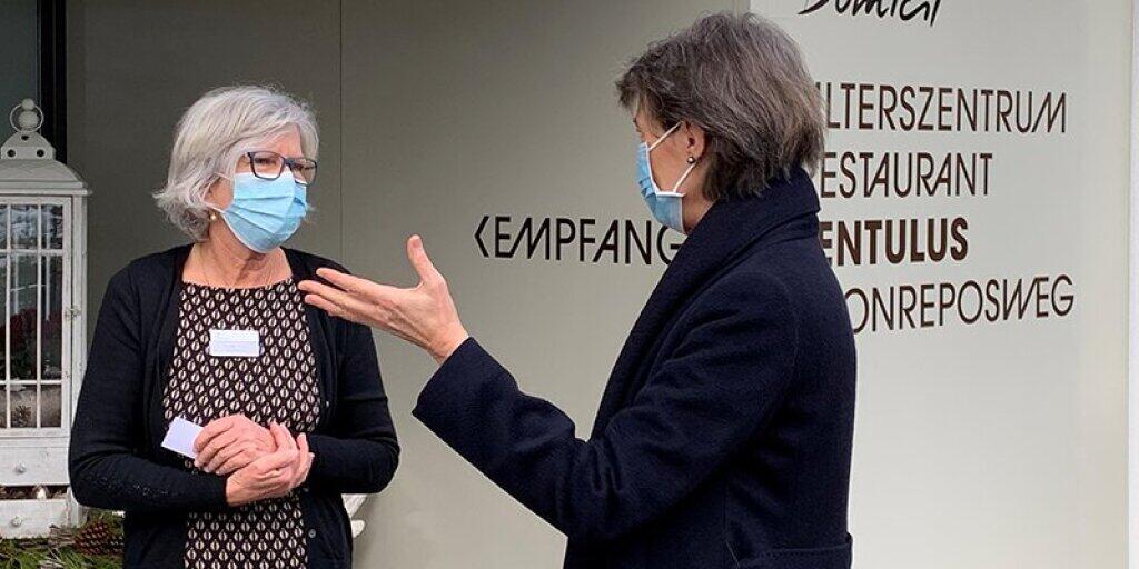 Simonetta Sommaruga hat am letzten Tag ihrer Amtszeit als Bundespräsidentin ein Altersheim in Bern besucht. Simonetta Sommaruga hat am letzten Tag ihrer Amtszeit als Bundespräsidentin ein Altersheim in Bern besucht.