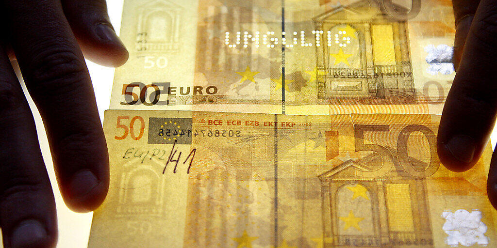 Die Zahl der gefälschten Euro-Scheine ist in Deutschland deutlich gestiegen. Besonders beliebt sind bei Fälschern nach wie vor 50-Euro-Scheine.(Archivbild)