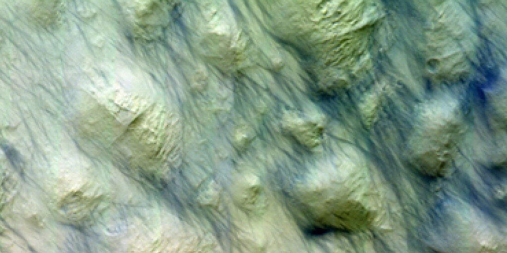 Nach einem gewaltigen Sturm hat die Berner Mars-Kamera dunkle Striche auf der Mars-Oberfläche entdeckt.
