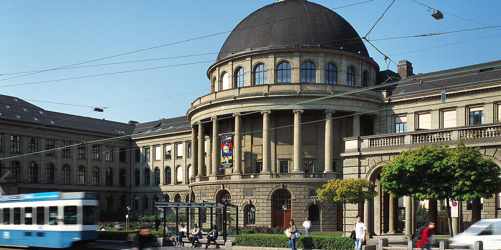 Die ETH Zürich schneidet in 13 Studiengängen im neuen QS-Hochschulranking unter den Top 10 weltweit ab. Nur sechs andere Universitäten in den USA und Grosbritannien haben mehr Top 10-platzierte Studiengänge, darunter Cambridge, Harvard und Oxford. (Archivbild)