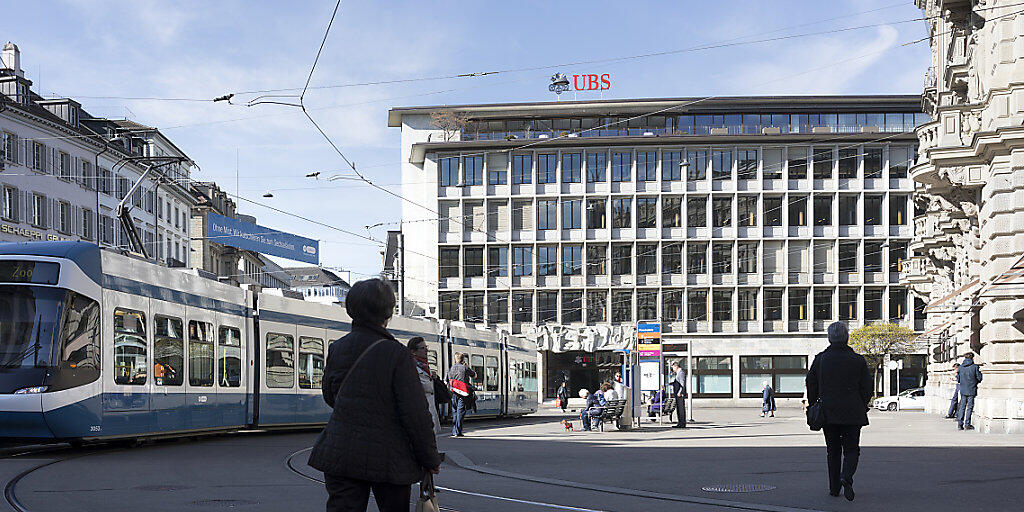 Die Löhne bei der UBS gehen 2019 leicht nach oben (Archivbild). Die Löhne bei der UBS gehen 2019 leicht nach oben (Archivbild).