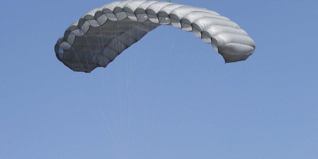 Fallschirmspringer der Schweizer Armee bei einer Flugshow in Dittingen BL. (Archivbild) Fallschirmspringer der Schweizer Armee bei einer Flugshow in Dittingen BL. (Archivbild)