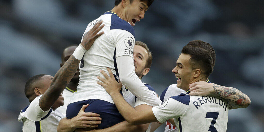 Hier sah für die Spurs alles noch gut aus: Son Heung-Min (oben) wird für das 1:0 beglückwünscht