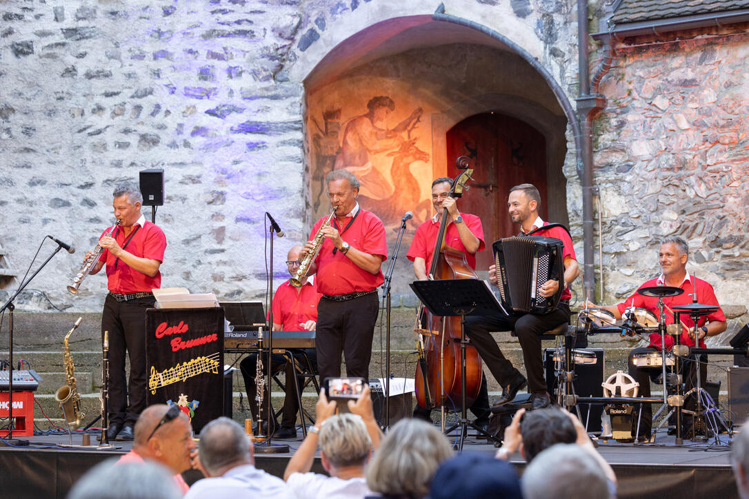 Kulturtreff Burg Gutenberg mit Carlo Brunner's Superländerkapelle und Yves Keller