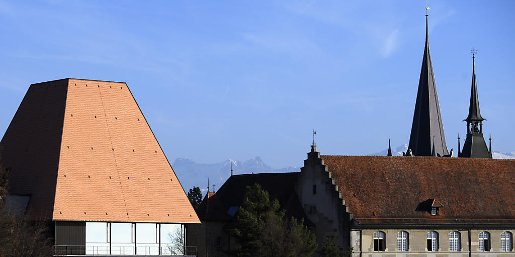 Das neue Grossrats-Gebäude setzt mit dem hohen Dach einen neuen Akzent in der Silhouette der Altstadt von Lausanne.