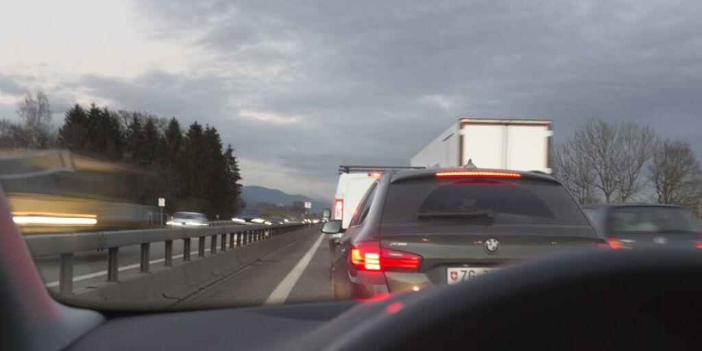 Auf der A1 im Kanton Aargau sind sich am Montag zwei Autofahrer in die Haare geraten. Sie liessen ihre Fahrzeuge mitten auf der Autobahn stehen und gingen zu Fuss aufeinander los. Dies löste einen Stau aus (Symbolbild).