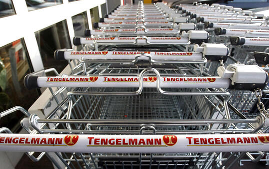 Einkaufswagen eines Tengelmann-Supermarktes. Die Zürcher Migros-Genossenschaft bringt sich als mögliche Käuferin von Tengelmann-Supermärkten ins Spiel.