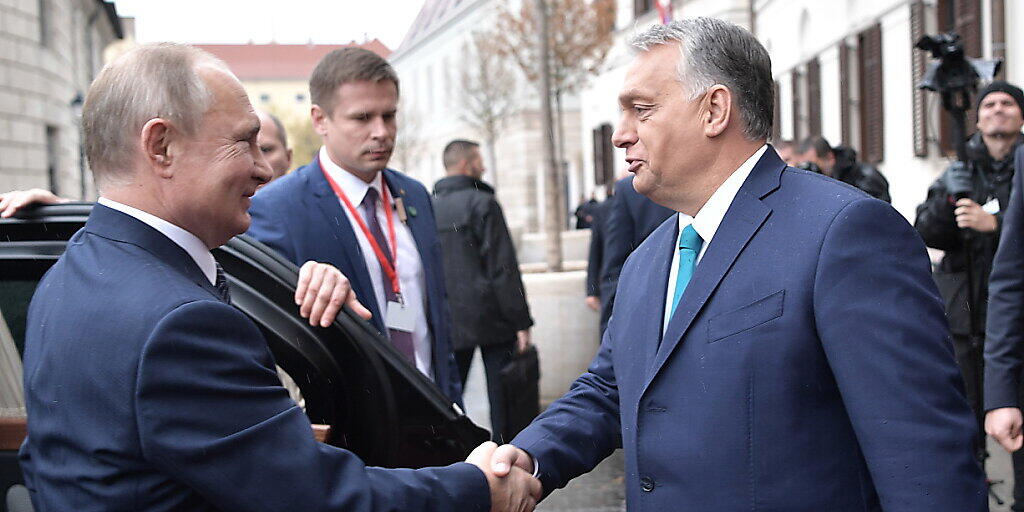 Der ungarische Regierungschef Orban (rechts) als Brückenbauer zum Osten? Im Bild: Begrüssung des russischen Präsidenten Putin (links) in Budapest.