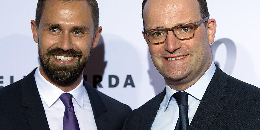 ARCHIV - Jens Spahn (r, CDU), Bundesgesundheitsminister, und sein Ehemann Daniel Funke kommen zu einer Gala ins Hotel Adlon Kempinski. Foto: Soeren Stache/dpa