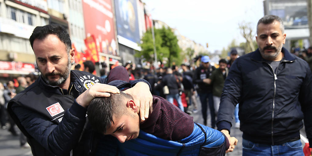 Polizisten nahmen Dutzende Demonstranten fest, die ihren Protest zum symbolträchtigen Taksim-Platz tragen wollten.