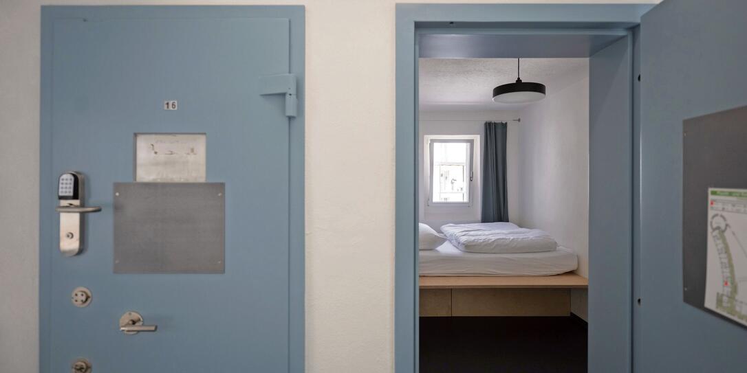 ZELLE, GEFAENGNISZELLE, HOSTEL, BETT, BETTDECKE, FENSTER, UMNUTZUNG, STRAFANSTALT, JUSTIZANSTALT, STRAFVOLLZUGSANSTALT, SENNHOF,