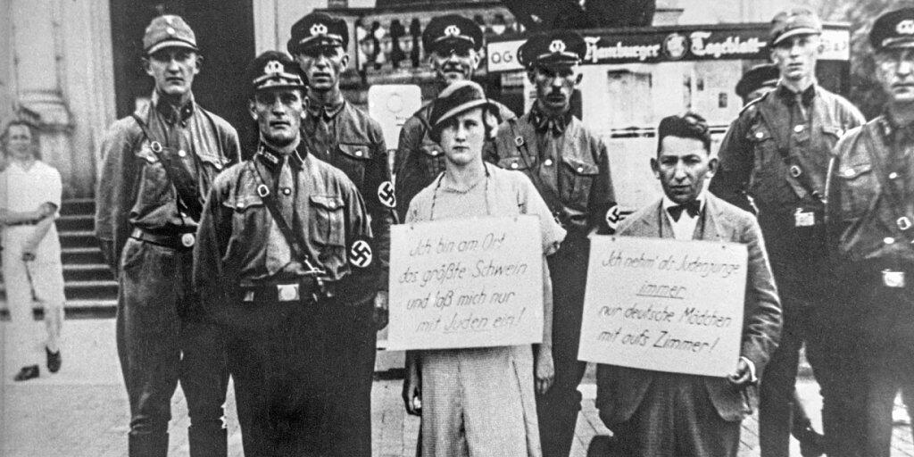 Im Rahmen von den im November 1938 vom Naziregime in ganz Deutschland organisierten Gewalttaten wurden etwa in Hamburg Juden verfolgt, verschleppt und zur Schau gestellt. (Archivbild) Im Rahmen von den im November 1938 vom Naziregime in ganz Deutschland organisierten Gewalttaten wurden etwa in Hamburg Juden verfolgt, verschleppt und zur Schau gestellt. (Archivbild)