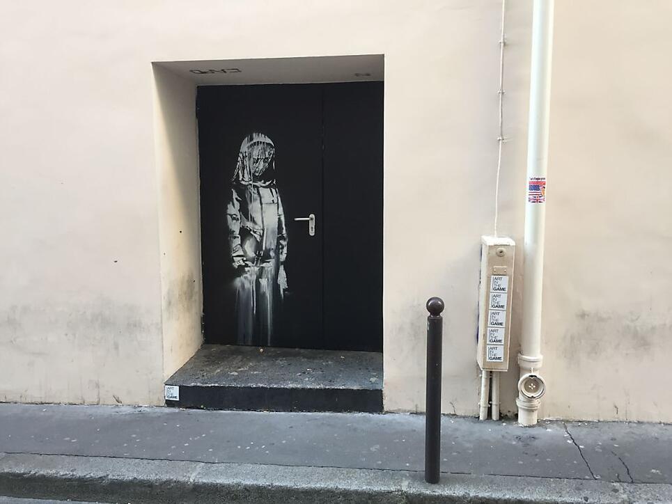 Auf einem Nebeneingang des Pariser Musikclubs "Bataclan" ist ein Wandbild zu sehen, das dem britischen Street-Art-Künstler Banksy zugeschrieben wird. Ob zu Recht, wird heiss diskutiert.