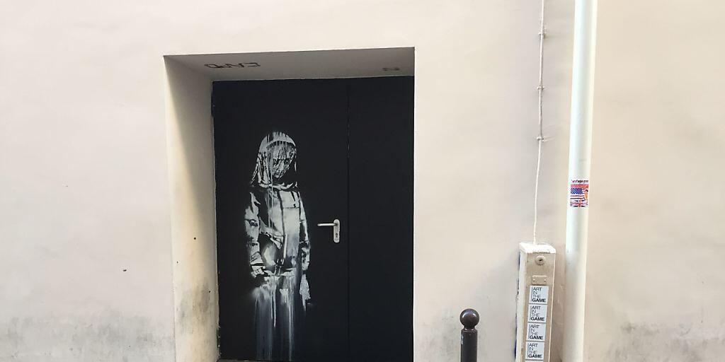 Auf einem Nebeneingang des Pariser Musikclubs "Bataclan" ist ein Wandbild zu sehen, das dem britischen Street-Art-Künstler Banksy zugeschrieben wird. Ob zu Recht, wird heiss diskutiert.