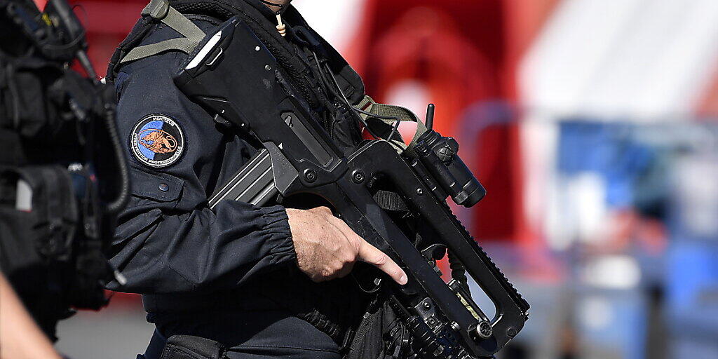 Französische Sicherheitskräfte nahmen den unter Terrorverdacht stehenden Diplomaten diesen Sommer in Gewahrsam. (Symbolbild)