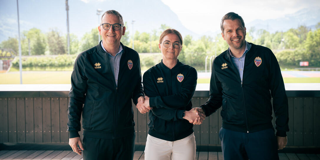 LFV-Präsident Hugo Quaderer (l.) und Vizepräsident Thomas Risch (r.) anlässlich der Vertragsunterzeichnung mit Adrienne Krysl.