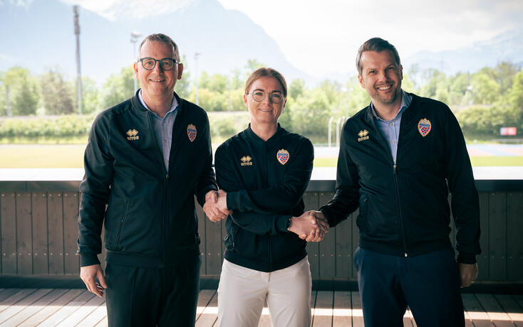 LFV-Pr&auml;sident Hugo Quaderer (l.) und Vizepr&auml;sident Thomas Risch (r.) anl&auml;sslich der Vertragsunterzeichnung mit Adrienne Krysl.