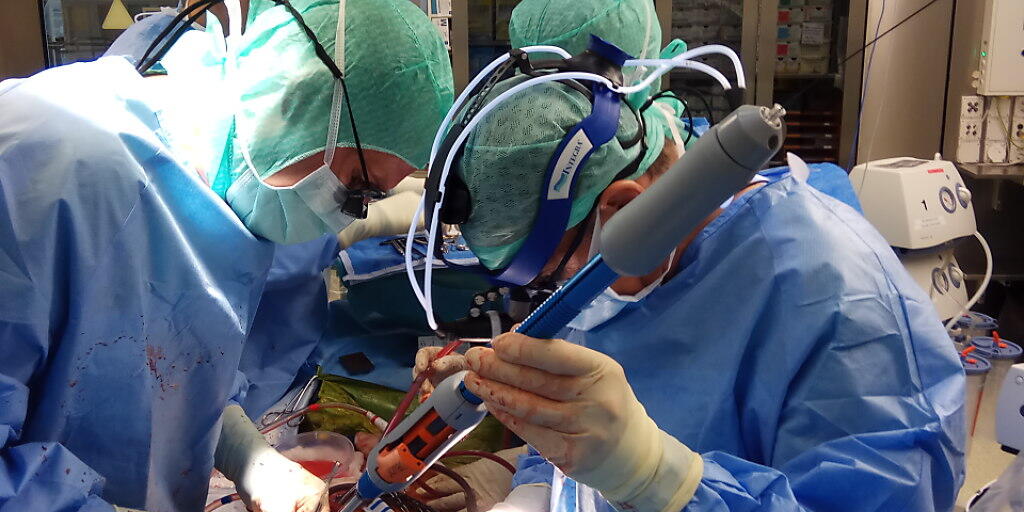 In einer weltweit erstmals notfallmässig durchgeführten Operation an einem Kind ersetzten Ärzte des Zürcher Unispitals rund 40 Zentimeter der Aorta durch eine Prothese.