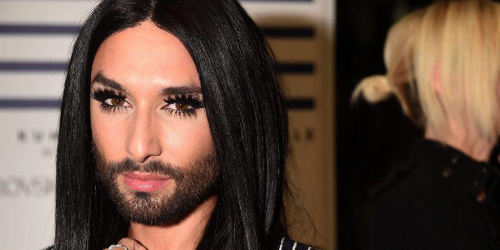 Conchita Wurst (l) und andere bestreiten in Wien ein Solidaritäts-Konzert für Flüchtlinge (Archiv).