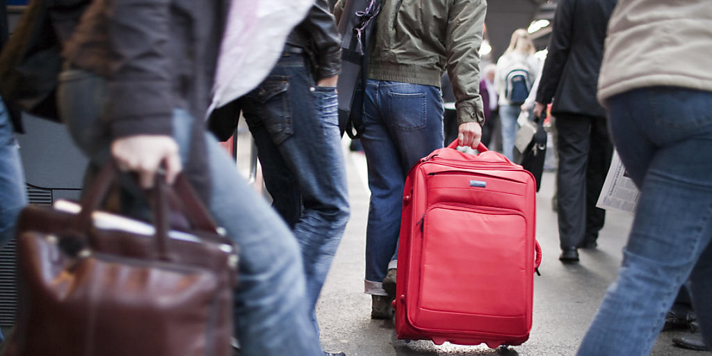 Die Schweiz bleibt ein Magnet für Migranten: 2014 wanderten unter dem Strich 78'500 Ausländerinnen und Ausländer zu. (Symbolbild)