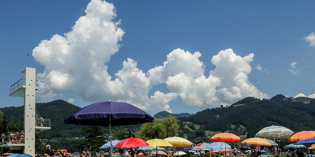 Badegäste geniessen das schöne Wetter im Strandbad in Thun. Freibäder sind Kulturgut in der Schweiz. Die meisten sind in die Jahre gekommen und sollten dringend saniert werden. Eine finanzielle Knacknuss für die Gemeinden.