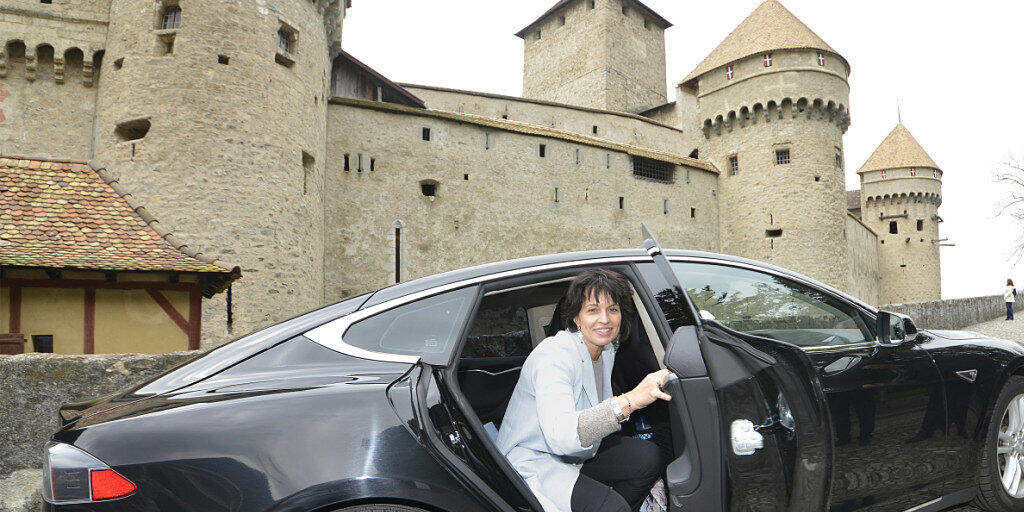 Gefährliche Stille: Elektroautos, wie jener Tesla-Wagen von Bundesrätin Doris Leuthard, müssen ab Mitte 2019 mehr Lärm machen, damit Verkehrsteilnehmer eher auf sie aufmerksam werden. (Archivbild)