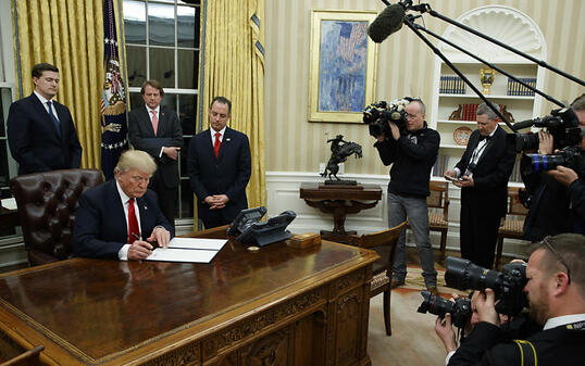 Donald Trump unterschreibt seine erste Exekutivanordnung im Oval Office.