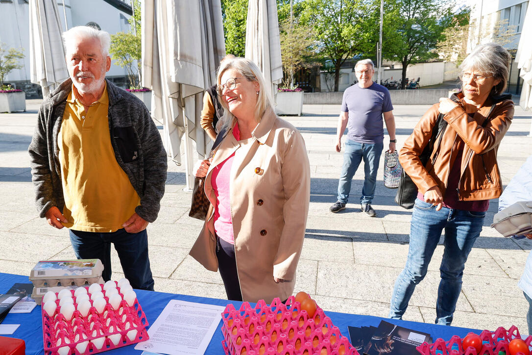Karfreitagseierverkauf auf dem Dorfplatz von Eschen