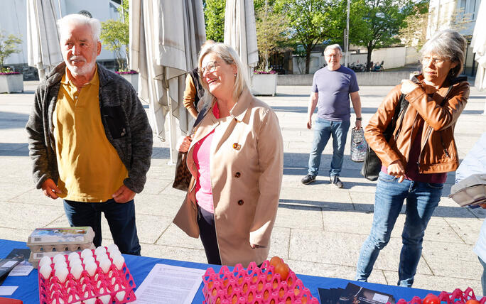 Karfreitagseierverkauf auf dem Dorfplatz von Eschen