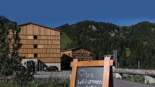 Hotelansicht vom JUFA Hotel Malbun Alpin-Resort mit Willkommensgruß