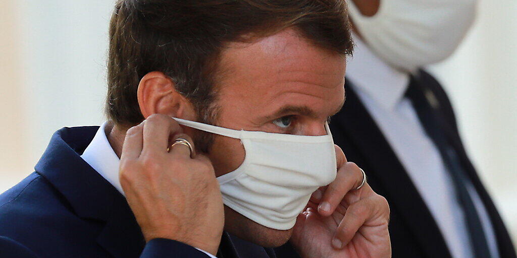Angesichts weiter steigender Fallzahlen beim Coronavirus hat Frankreichs Staatspräsident, Emmanuel Macron (links), ein Treffen der Regierung einberufen, um über weiter Massnahmen zur Eindämmung des Virus zu beraten. (Archivbild)