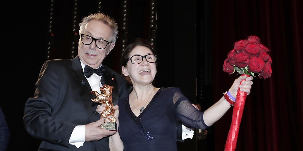 Berlinale-Direktor Dieter Kosslick posiert mit der Gewinnerin des Goldenen Bären, der ungarischen Regisseurin Ildikó Enyedy Berlinale-Direktor Dieter Kosslick posiert mit der Gewinnerin des Goldenen Bären, der ungarischen Regisseurin Ildikó Enyedy
