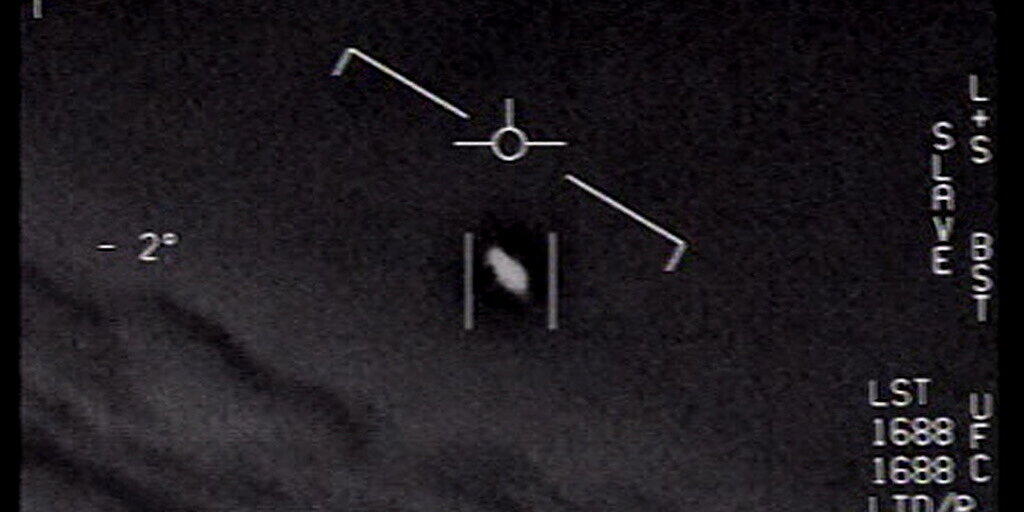 Screenshot eines Videos mit einem verdächtigen Flugobjekt. Das Bild wurde Ende April vom US-Verteidigungsministerium veröffentlicht. Nach dem Willen des Senats soll künftig das Pentagon alle Materialien zu UFO-Sichtungen der Öffentlichkeit zugänglich machen. (US NAVY)