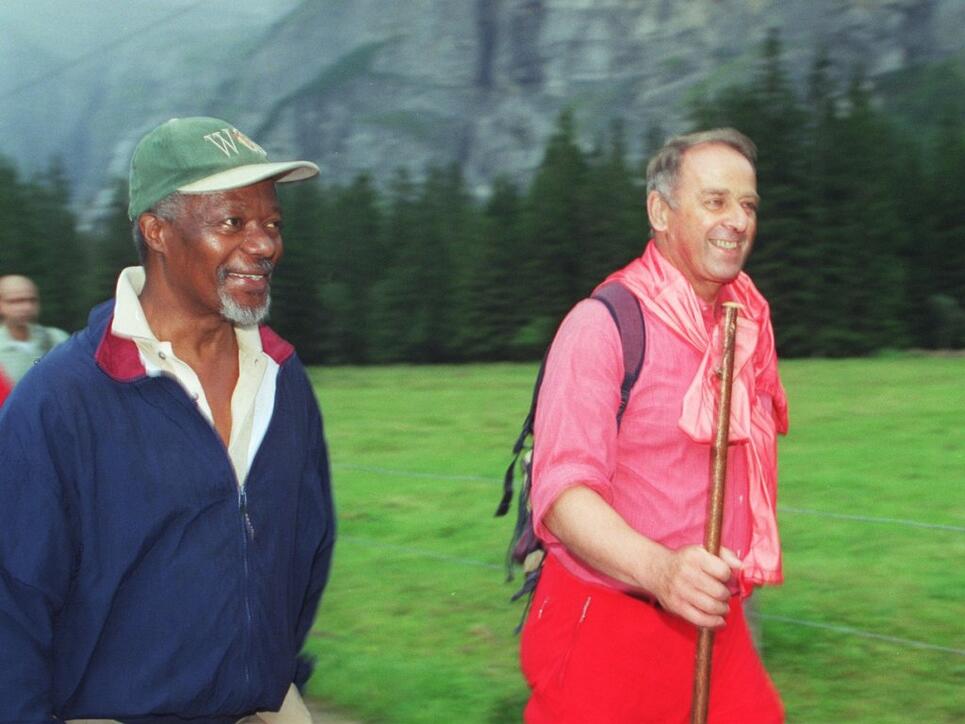 Eine besondere Freundschaft verband alt Bundesrat Adolf Ogi mit Kofi Annan. Im August 2000 wanderte Ogi mit dem Uno-Generalsekretär im Gasterntal bei Kandersteg. (Archiv)