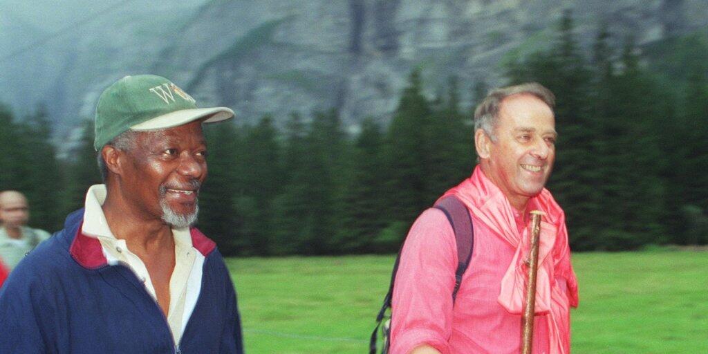Eine besondere Freundschaft verband alt Bundesrat Adolf Ogi mit Kofi Annan. Im August 2000 wanderte Ogi mit dem Uno-Generalsekretär im Gasterntal bei Kandersteg. (Archiv)