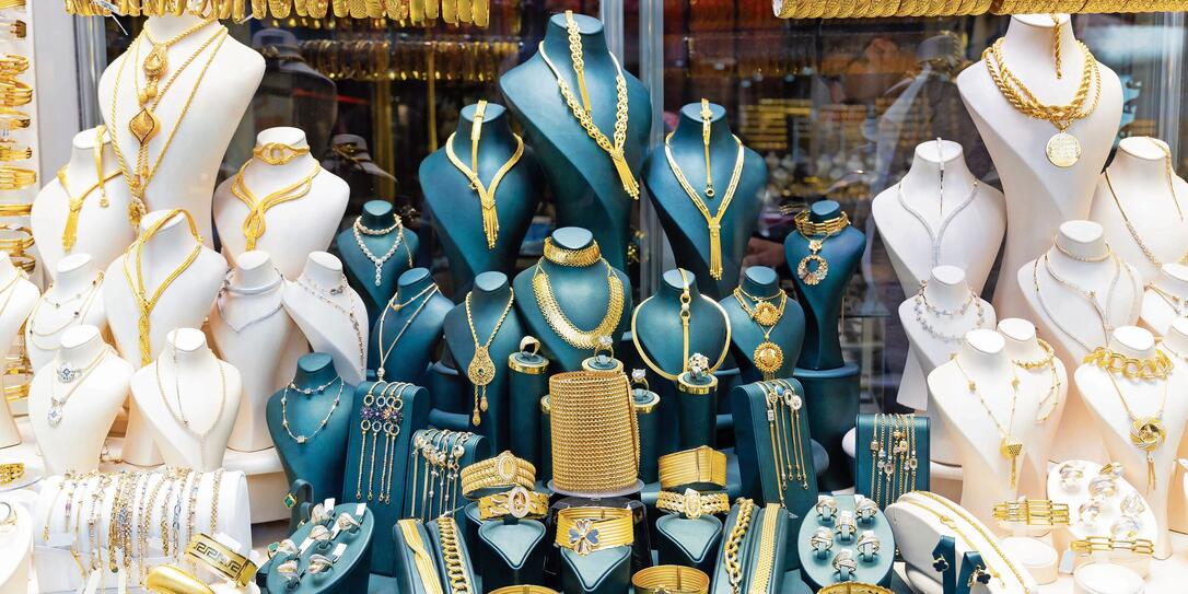 Display window with expencive gold jewelry
