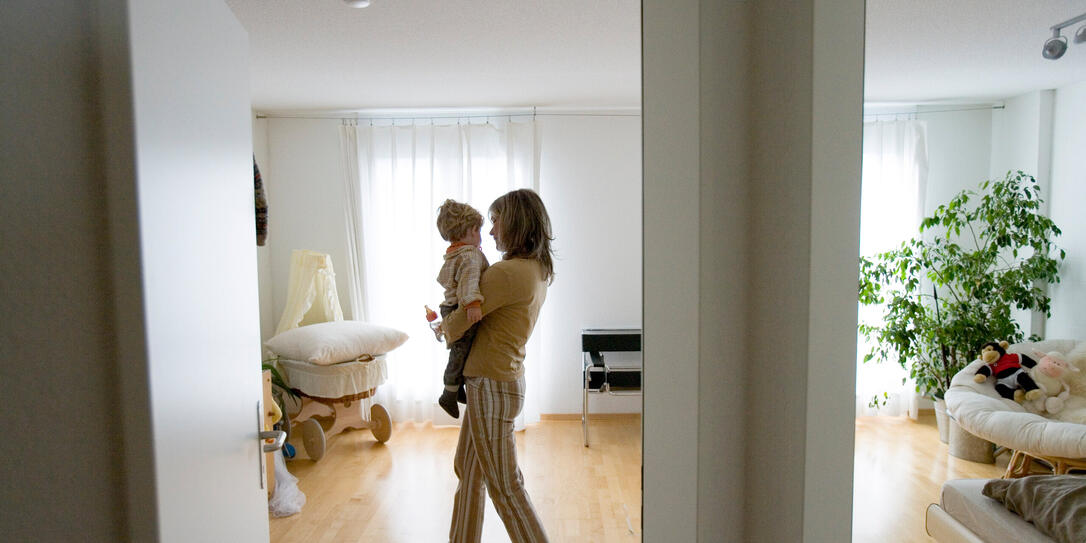FAMILIE, ALLTAG, ALLEINERZIEHEND, TRAGEN, HALTEN, KINDERZIMMER, SCHLAFZIMMER, WOHNUNG, TUERE, STUBENWAGEN FAMILIE, ALLTAG, ALLEINERZIEHEND, TRAGEN, HALTEN, KINDERZIMMER, SCHLAFZIMMER, WOHNUNG, TUERE, STUBENWAGEN