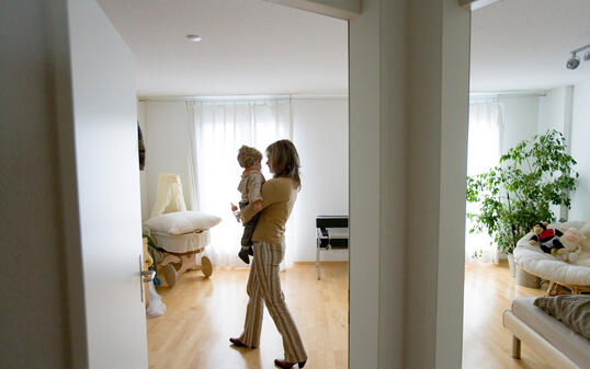 FAMILIE, ALLTAG, ALLEINERZIEHEND, TRAGEN, HALTEN, KINDERZIMMER, SCHLAFZIMMER, WOHNUNG, TUERE, STUBENWAGEN