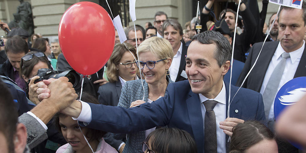 Der frisch gewählte Bundesrat Ignazio Cassis (Mitte) und seine Frau Paola Rodona Cassis lassen sich auf dem Bundesplatz feiern.