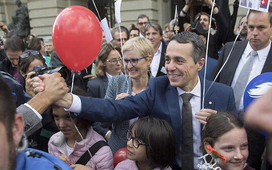 Der frisch gewählte Bundesrat Ignazio Cassis (Mitte) und seine Frau Paola Rodona Cassis lassen sich auf dem Bundesplatz feiern.