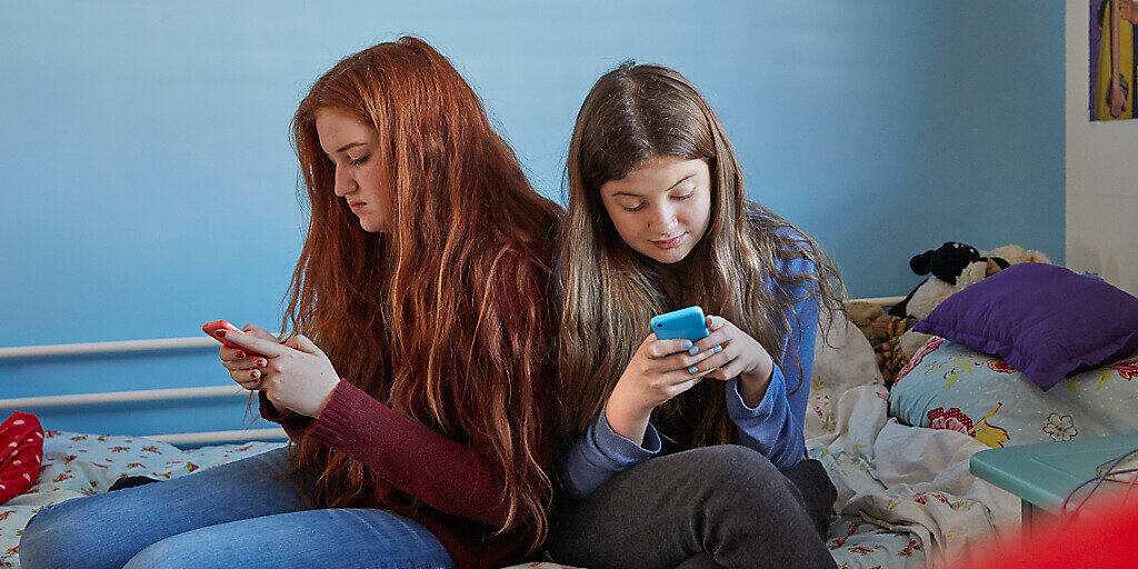 Mädchen nutzen ihr Handy vor allem, um über soziale Netzwerke mit ihren Freunden zu kommunizieren, Fotos zu machen oder Musik zu hören, wie eine Umfrage der ZHAW und Swisscom zeigte. Mädchen nutzen ihr Handy vor allem, um über soziale Netzwerke mit ihren Freunden zu kommunizieren, Fotos zu machen oder Musik zu hören, wie eine Umfrage der ZHAW und Swisscom zeigte.